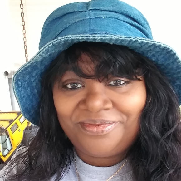 Meet your Posher, Denise - Picture 1 of 1